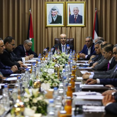 Pääministeri Rami Hamdallah johtaa palestiinalaishallituksen kokousta 3.10.2017 Gazassa.