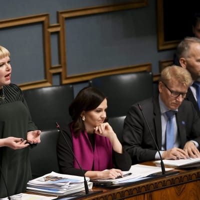 Eduskunnan suullinen kyselytunti SOTE-laista, Annika Saarikko puhuu.
