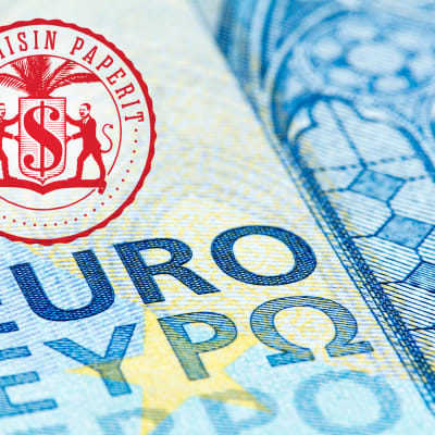 Kahdenkymmenen euron seteli, jonka päälle on laitettu punainen Paratiisin paperit -leima.