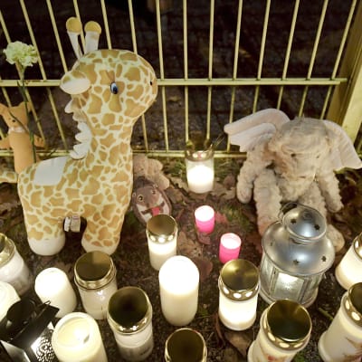 Surijoiden tuomia kynttilöitä ja lasten pehmoleluja Porvoossa Lyseon leikkipuistossa maanantai-iltana 13. marraskuuta.