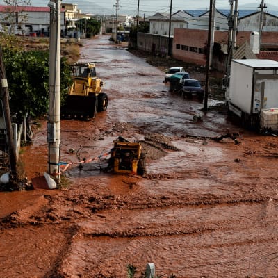 Ateenan lähellä sijaitsevan Mandran kaupungin kadut tulvivat 15. marraskuuta.