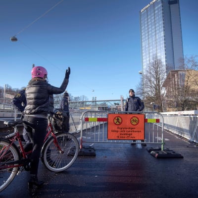 Pyöräilijä ihmetteli tiesulkua, joka oli pystytetty kongressikeskuksen eteen, jossa EU:n huippukokous järjestetään Göteborgissa 15. marraskuuta.