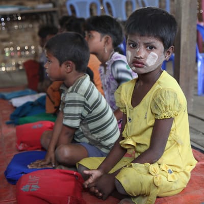 Myanmarissa kymmenettuhannet rohingyamuslimit
on suljettu leireihin. Lasten koulut toimivat kansainvälisen avun turvin.