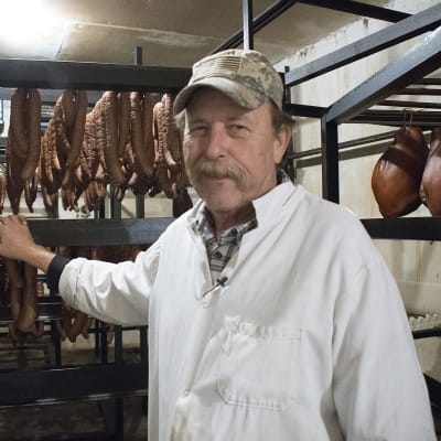 Herbert Murraylla on pieni makkaratehdas Boothin kylässä Alabamassa. Hän kertoo valmistavans viikossa noin 200 kiloa makkaroita.