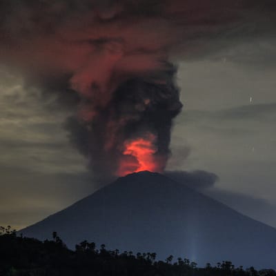 Tulivuori Agung syöksee savua.