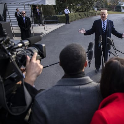 Yhdysvaltain presidentti Donald Trump kohtasi toimittajat Valkoisen talon pihamaalla 2.12.2017.