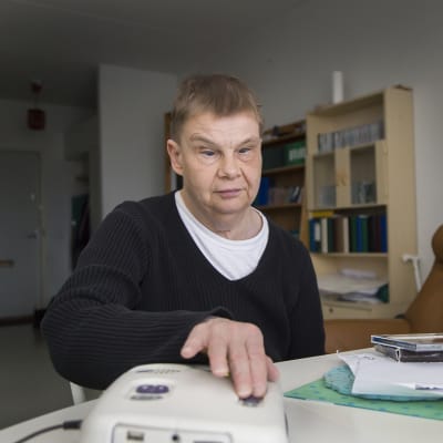 syntymästään sokea Christina Sandström valmistautuu kuuntelemaan äänilehteä