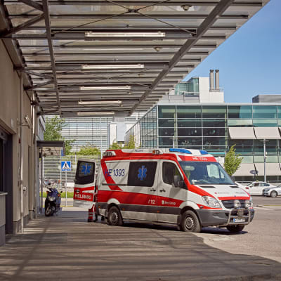 Ambulanssi sairaalan edessä.