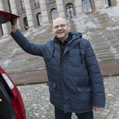 Poliittista kielenkäyttöä tutkinut kielentutkija Vesa Heikkinen eduskuntatalon edessä.