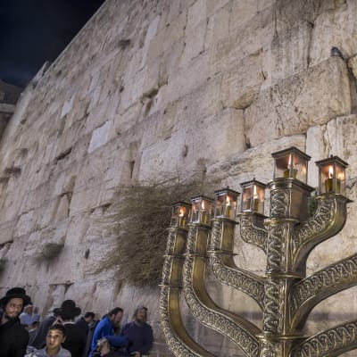 Yhdeksänsakarainen kynttilänjalka Jerusalemin Itkumuurilla.