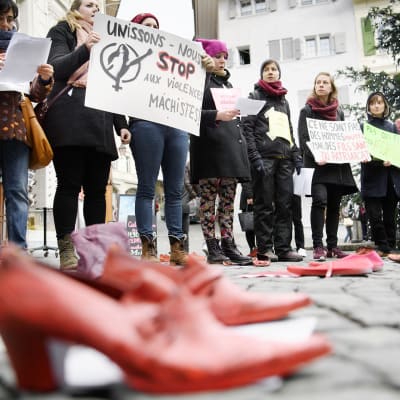 Mielenosoittajat osallistuvat #metoo-kampanjaan Sveitsin Lausannessa.
