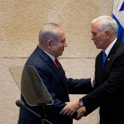 Israelin pääministeri Benjamin Netanjahu (vas.) ja Yhdysvaltain varapresidentti Mike Pence tapasivat Jerusalemissa.