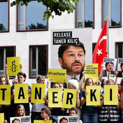 Ihmisoikeusjärjestö Amnestyn aktivistit vaativat Roomassa 15. kesäkuuta 2017 Taner Kılıçin vapauttamista.