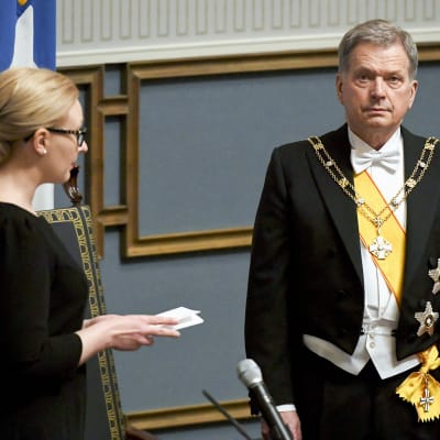 Eduskunnan puhemies Maria Lohela ja tasavallan presidentti Sauli Niinistö tasavallan presidentin virkaanastujaisissa eduskunnassa Helsingissä 1. helmikuuta