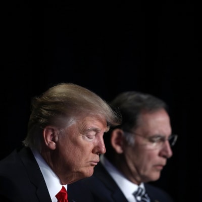 Presidentti Donald Trump ja republikaanisenaattori John Boozman painoivat päänsä rukoukseen.