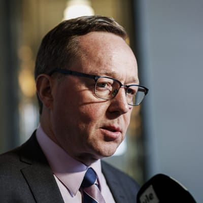 Elinkeinoministeri Mika Lintilä vastaamassa median kysymyksiin ennen menoaan keskustan eduskuntaryhmän kokoukseen eduskunnassa 15. helmikuuta.