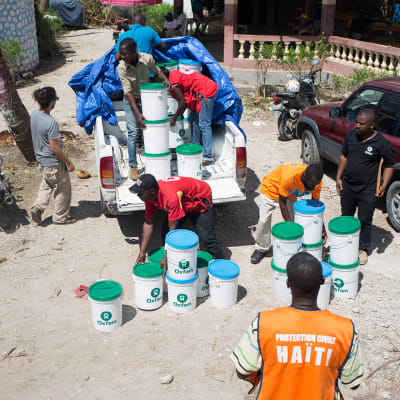 Hyväntekeväisyysjärjestö Oxfamin työntekijöitä avustustyössä Haitilla.