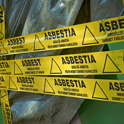 Varoitus asbestista rakennustyömaalla.