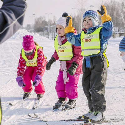 Lapsia hiihtokoulussa Helsingin Paloheinässä.