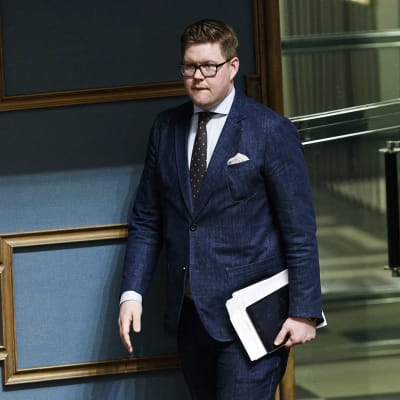 SDP:n Antti Lindtman eduskunnan täysistunnossa.