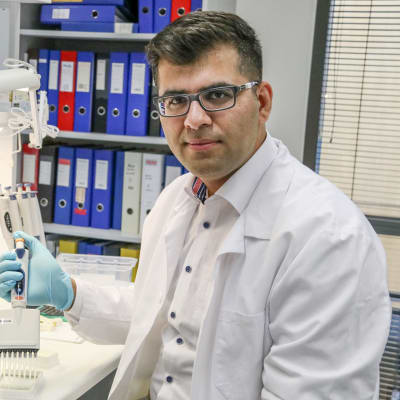 Ramin Akhi laboratoriossa