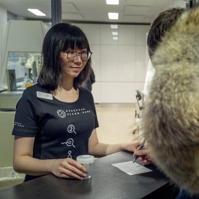 Spermapankin työntekijä Tanskassa.