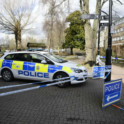 Poliisin nauhoilla eristämä alue Salisburyssa, Britanniassa. Poliisimies seisoo vartioimassa.