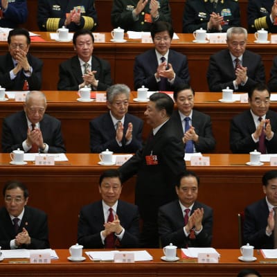 Kiinan presidentti Xi Jinping kävelee kansankongressin edustajien ohi.