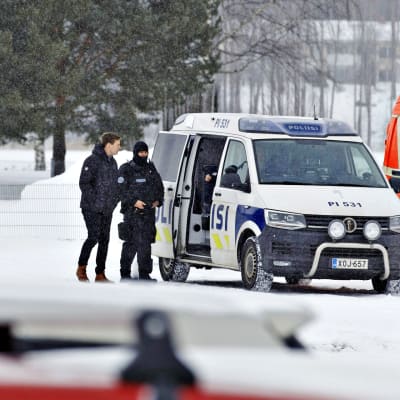 Poliiseja ja ambulanssi Pirkkalassa tiistaina 20. maaliskuuta.