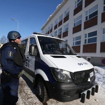 Oulussa poliisi sai 23. maaliskuuta 2018 ilmoituksen Raksilassa liikkuvasta epäilyttävästä miehestä, joka väitti pitävänsä hallussaan ampuma-asetta.
