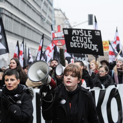 Black Friday  -mielenilmaus järjestettiin Varsovassa naisten aborttioikeuden tiukennuksia vastaan 22. maaliskuuta.