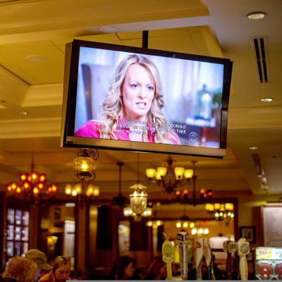 Stormy Daniels television ruudussa washingtonilaisessa kahvilassa.