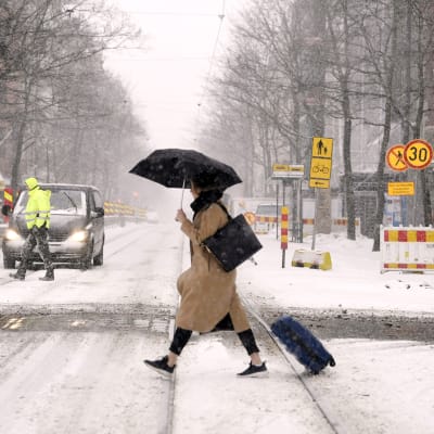 Jalankulkijoita lumipyryssä Helsingissä.
