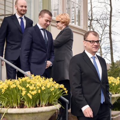 Sinisten puheenjohtaja Sampo Terho, kokoomuksen puheenjohtaja Petteri Orpo ja keskustan puheenjohtaja Juha Sipilä (oik.) hallituksen kehysriihineuvotteluissa Kesärannassa Helsingissä 10. huhtikuuta.