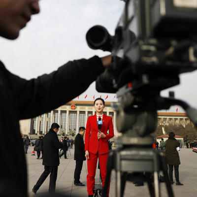Kiinalainen toimittaja raportoi Tienanmenin aukiolla Pekingissä.