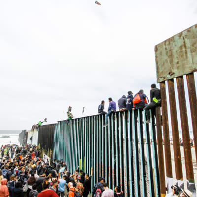 Arviolta parisensataa Keski-Amerikasta matkaan lähtenyttä turvapaikanhakijaa saapui sunnuntaina Meksikon ja Yhdysvaltain rajalle Tijuanaan.