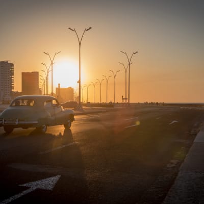 Amerikanrauta ajaa Havannassa kohti auringonlaskua.