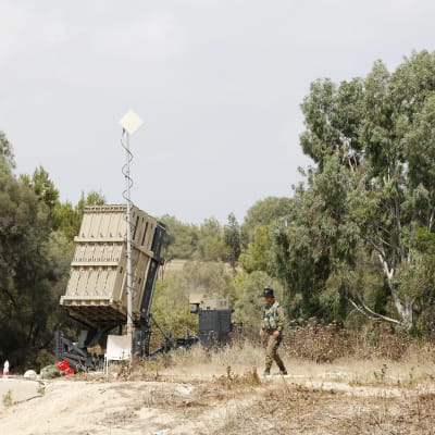 Israelilainen sotilas partioi Gazan rajan läheisyydessä.