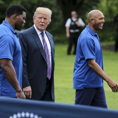 Presidentti Donald Trump seurassaan entinen amerikkalaisen jalkapallon tähti Herschel Walker ja entinen baseball-pelaaja Mariano Rivera Valkoisen talon järjestämässä kuntoilutapahtumassa.
