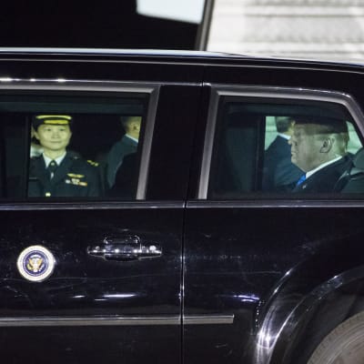 Yhdysvaltain presidentti autossaan Singaporeen laskeutumisen jälkeen.