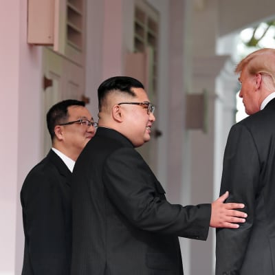 Trump ja Kim kättelevät Capella-hotellissa Singaporessa