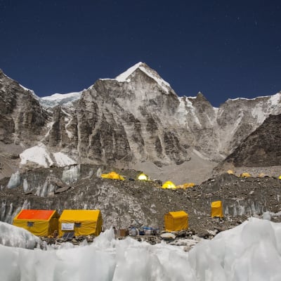 Telttoja Everest-vuoren edustalla.