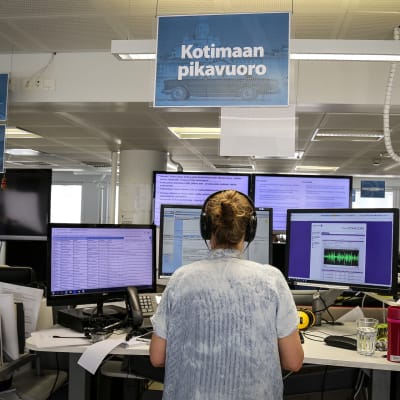 Stt:n toimittaja työssään.