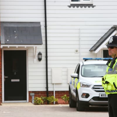 Poliisi seisoo asuintalon edessä Amesburyssä josta  kaksi ihmistä oli toimitettu sairaalaan kriittisessä tilassa, kun he altistuivat "tuntemattomalle aineelle".