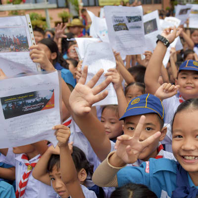 Koululaisia sairaalan edustalla jossa luolasta pelastuneet jalkapallojoukkeen jäsenet olivat tarkkailussa Chiang Raissa 11. heinäkuuta.