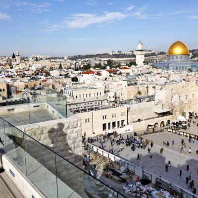 Israelilainen sotilas tarkkailee Jerusalemin vanhaakaupunkia ja Itkumuuria kattotasanteelta. Alueella sijaitsevat pyhät paikat niin muslimeille kuin juutalaisille.