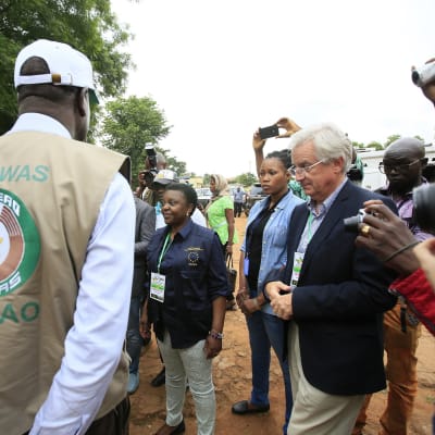 EU:n vaalitarkkailijoiden päällikkö Cecile Kyenge puhuu toimittajille bamakossa, Malissa.