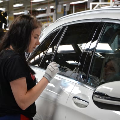 Autonrakennusta Uudenkaupungin autotehtaalla