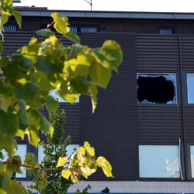 Tulipalossa vaurioituneen hotellihuoneen rikottu ikkuna Seinäjoen Omenahotellissa.