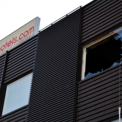 Tulipalossa vaurioituneen hotellihuoneen rikottu ikkuna Seinäjoen Omenahotellissa.